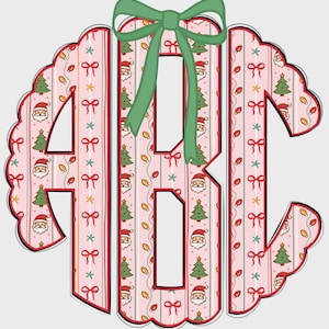 以下が含まれることがあります： 「ABC」の文字の形をした、装飾的なクリスマスのモノグラム。文字は、サンタクロース、クリスマスツリー、リボンをあしらったピンクと白のストライプ模様で埋められています。緑のリボンが上部を飾っています。