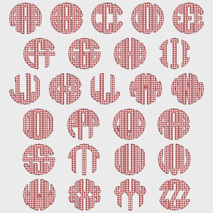Op de afbeelding: Een verzameling van 26 monogramletters, A tot Z, in een rood-wit geruit vichy-patroon. Elke letter is opgenomen in een geschulpte cirkel. Ideaal voor personalisatie, deze ontwerpen bieden een klassieke, gepersonaliseerde uitstraling.