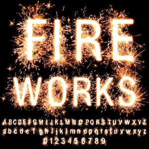 Puede incluir: Un alfabeto de fuente hecho de fuegos artificiales brillantes sobre un fondo negro. Las letras son blancas y los fuegos artificiales son amarillos y naranjas. El alfabeto incluye letras mayúsculas y minúsculas y los números del 0 al 9. Las palabras "FIREWORKS" se muestran en letras grandes en la parte superior de la imagen.