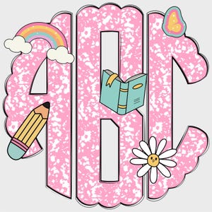 Può includere: Un monogramma ABC rosa e bianco con un bordo smerlato. Le lettere sono decorate con un arcobaleno, nuvole, una matita, un libro, una margherita e una farfalla. Lo sfondo ha un motivo maculato.