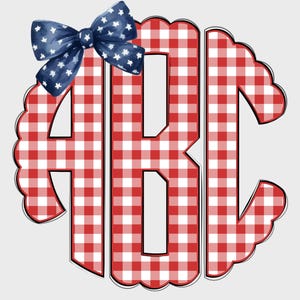 Könnte beinhalten: Ein Monogramm-Design mit den Buchstaben ABC in einem rot-weiß karierten Muster. Die Buchstaben sind weiß umrandet und haben einen gewellten Rand. Eine blaue Schleife mit weißen Sternen befindet sich oben links auf dem Monogramm.