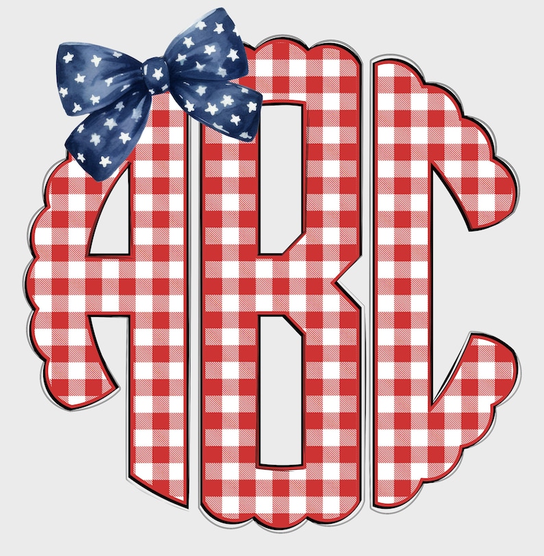 Op de afbeelding: Een monogramontwerp met de letters ABC in een rood-wit geruit patroon. De letters zijn wit omlijnd en hebben een geschulpte rand. Een blauwe strik met witte sterren bevindt zich linksboven op het monogram.