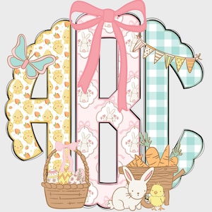 Könnte beinhalten: Ein Ostern-Themen-Monogramm-Design mit den Buchstaben ABC. Der Buchstabe A ist mit Küken und Karotten verziert, B mit Hasen und einer rosa Schleife und C mit einem Vichy-Muster und einem Banner. Ein Korb mit Ostereiern, ein Hase und ein Küken sind ebenfalls enthalten.
