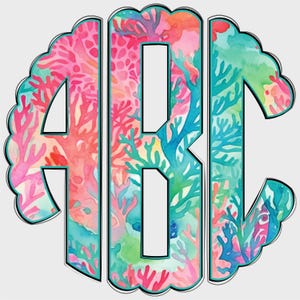 以下が含まれることがあります： 水彩デザインのABCの文字をあしらった装飾的なモノグラム。文字は、ピンク、オレンジ、ティール色のサンゴ礁のイラストで埋められ、黒とティールで縁取られています。外側の縁はスカラップのボーダーです。