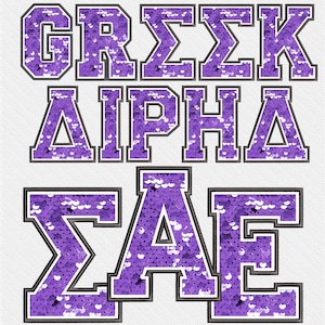 Puede incluir: Diseño gráfico con las palabras "GREEK ALPHA SAE" en letras grandes de lentejuelas moradas con contornos negros y blancos. Las letras están dispuestas en tres filas sobre un fondo blanco.