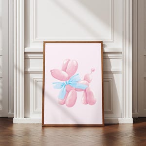 Różowy balonik pies wydrukowany na ścianę sztuka | Preppy wystrój sypialni | Wystrój pokoju w akademiku | Niebieski nadruk kokardki | Sztuka w mieszkaniu Coquette | Modna ilustracja