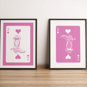 Stivali da cowgirl con fiocco rosa Coquette, stampa di carte da gioco / Estetica western femminile / Stampa alla moda / Decorazione da parete per dormitorio / Set di 2 / Texas Hold 'Em