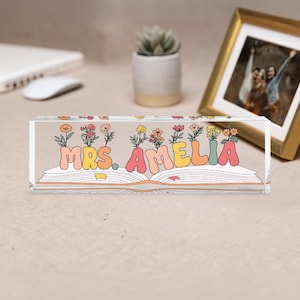 Benutzerdefinierte Lehrer Schreibtisch Namensschild, personalisierte Lehrer Namensschild, Buch und Blumen Acryl Schreibtischschild, Geschenk für den Schulanfang, Lehrer Wertschätzung