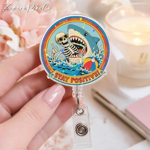 Porte-badge requin « Restez positif », porte-badge squelette amusant, clip pour badge de plage, cadeau rétro arc-en-ciel pour infirmière