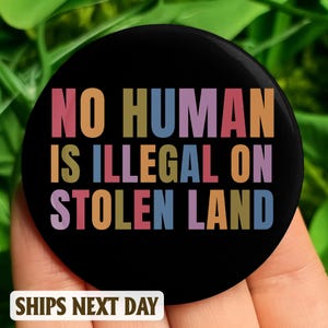Żaden człowiek nie jest nielegalny na skradzionej ziemi Pin Button, przycisk pro-imigracyjny Nikt nie jest nielegalny na skradzionej ziemi Pin zniesienia lodu Pin aktywisty oporu