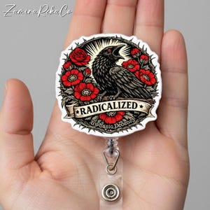 Odznaka „Radicalized By Basic Decency”, zwijany identyfikator z humorem politycznym, odznaka z oświadczeniem aktywisty