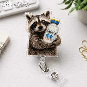 Puede incluir: Un portatarjetas con una ilustración realista de un mapache que sostiene un vial de vidrio etiquetado como Diprivan Propofol 200 mg por 20 ml. El mapache tiene pelaje gris, negro y blanco, y el vial tiene una tapa de color azul y amarillo.