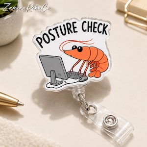 Può includere: Un porta badge in acrilico trasparente con l'illustrazione di un gambero arancione davanti a un computer e la scritta POSTURE CHECK stampata in nero sopra. Il porta badge è dotato di un cordino retrattile e di una linguetta in plastica.