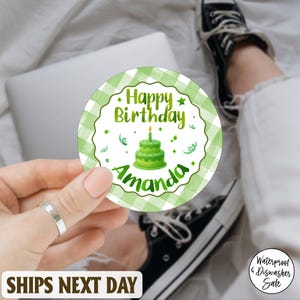 Pegatina de vinilo a cuadros verdes personalizada para placa de feliz cumpleaños, impermeable, para cumpleaños infantil, personalizada, para recuerdo de cumpleaños.