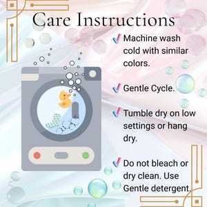 Op de afbeelding: Een onderhoudsinstructie-afbeelding met een grijs wasmachine-icoon met daarin een gele badeend en een sok met patroon. De tekst luidt: Care Instructions, Machine wash cold with similar colors, Gentle Cycle, Tumble dry on low settings or hang dry, Do not bleach or dry clean. Use Gentle detergent.