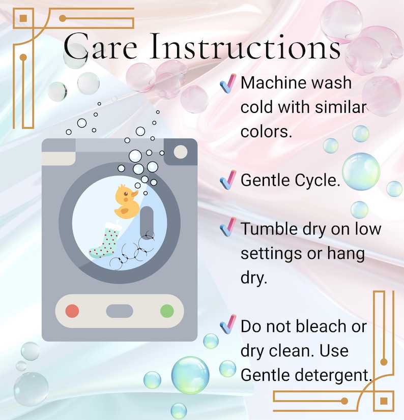 Op de afbeelding: Een onderhoudsinstructie-afbeelding met een grijs wasmachine-icoon met daarin een gele badeend en een sok met patroon. De tekst luidt: Care Instructions, Machine wash cold with similar colors, Gentle Cycle, Tumble dry on low settings or hang dry, Do not bleach or dry clean. Use Gentle detergent.