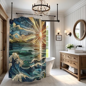 Op de afbeelding: Een douchegordijn met een ontwerp in glas-in-loodstijl van een zon die opkomt boven een onrustige oceaan met beukende golven. Het kunstwerk gebruikt een palet van diepblauw, groenblauw en goudgeel, met dikke zwarte lijnen die de vormen defini&euml;ren.