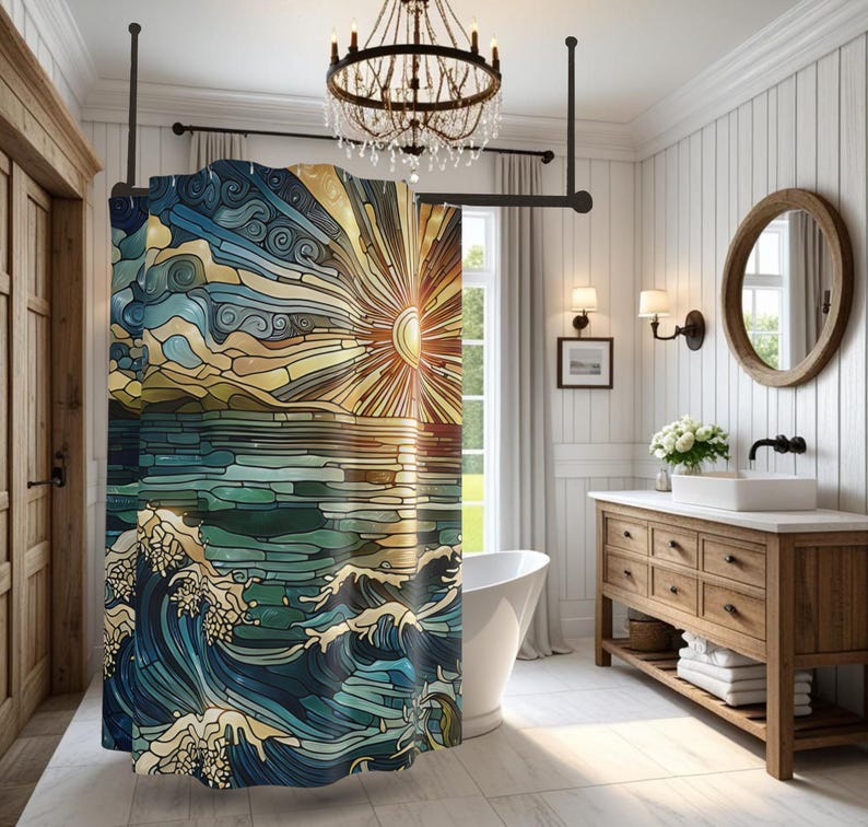 Op de afbeelding: Een douchegordijn met een ontwerp in glas-in-loodstijl van een zon die opkomt boven een onrustige oceaan met beukende golven. Het kunstwerk gebruikt een palet van diepblauw, groenblauw en goudgeel, met dikke zwarte lijnen die de vormen defini&euml;ren.