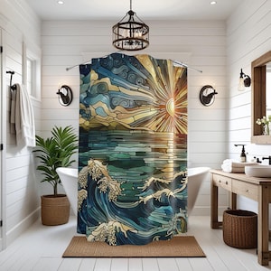 Op de afbeelding: Een douchegordijn met een ontwerp in glas-in-loodstijl van een zonsopgang boven een onrustige oceaan met beukende golven. Het kunstwerk gebruikt een palet van diepblauw, groenblauw en goudgeel, met dikke donkere lijnen die de vormen defini&euml;ren.