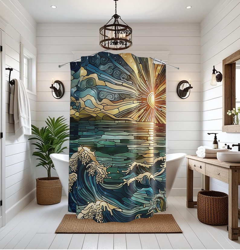 Op de afbeelding: Een douchegordijn met een ontwerp in glas-in-loodstijl van een zonsopgang boven een onrustige oceaan met beukende golven. Het kunstwerk gebruikt een palet van diepblauw, groenblauw en goudgeel, met dikke donkere lijnen die de vormen defini&euml;ren.