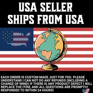 Op de afbeelding: Een afbeelding met de tekst USA SELLER SHIPS FROM USA bovenaan, een centrale illustratie van een wereldbol over een vlag van de Verenigde Staten, en tekst onderaan die stelt dat elke bestelling op maat is gemaakt zonder restitutie.