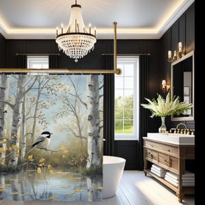 Könnte beinhalten: Ein Badezimmer mit einem Duschvorhang, der einen Vogel auf einem Ast in der Nähe eines Teiches zeigt. Der Raum verfügt über einen Kronleuchter, einen Holzwaschtisch und eine weiße Badewanne. Die Wände sind dunkel und der Boden ist hell.
