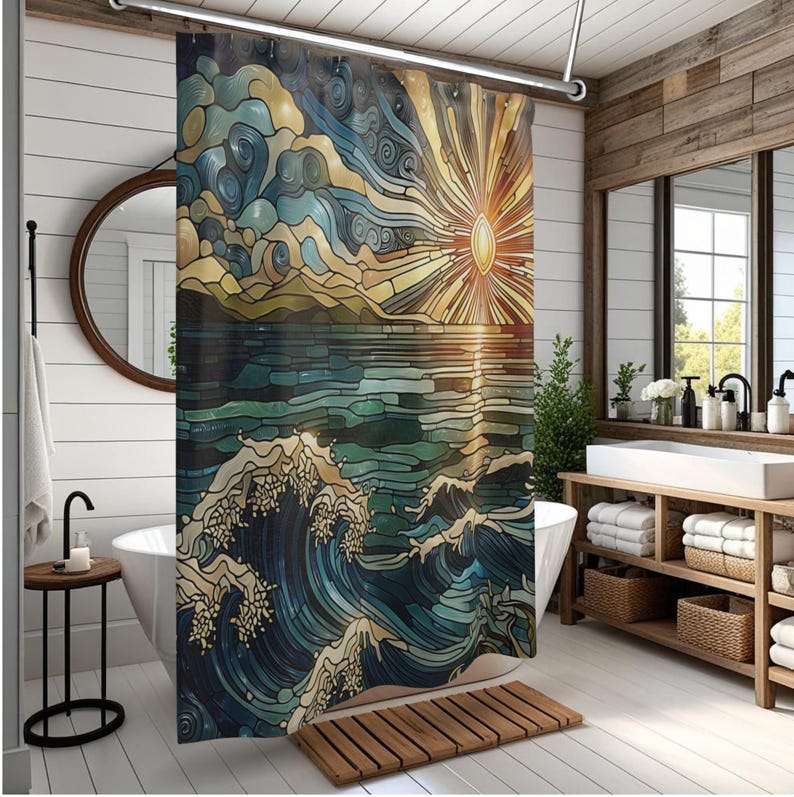 Op de afbeelding: Een douchegordijn met een ontwerp in glas-in-loodstijl van een zonsopgang boven een onrustige oceaan met beukende golven. Het kunstwerk gebruikt een palet van diepblauw, groenblauw en goudgeel om wervelende wolken en watertexturen weer te geven.