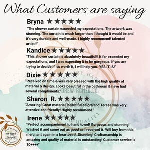 Op de afbeelding: Een klantbeoordelingsafbeelding met de titel What Customers are saying, met vijfsterrenbeoordelingen van Bryna, Kandice, Dixie, Sharon R. en Irene. De tekst bevat getuigenissen over douchegordijnen, kwaliteit en service, met een rond logo.