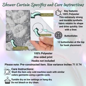 Op de afbeelding: Een douchegordijn van 100% polyester met een bloemenprint aan de voorzijde en een witte achterzijde. Het heeft 12 knoopsgaten aan de bovenkant voor haken. De tekst luidt Shower Curtain Specifics and Care Instructions, 100% Polyester en 71 X 74 inches.
