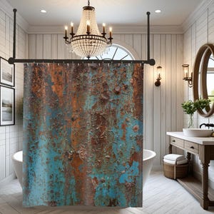 Può includere: Una tenda da doccia con un design strutturato e invecchiato nei toni del verde acqua, marrone e ruggine. La tenda è appesa in un bagno con una vasca bianca, un lampadario e un mobiletto in legno con uno specchio rotondo.