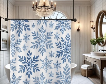 Puede incluir: Una cortina de ducha blanca con un patrón repetitivo de copos de nieve azules de varios tamaños. Los copos tienen ramas detalladas en forma de hoja y están distribuidos por toda la superficie de la tela, creando un diseño de temática invernal.