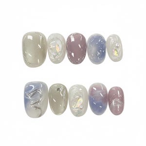 Puede incluir: Un conjunto de diez uñas postizas ovaladas en varios colores y diseños. Las uñas presentan tonos plateados, blancos, rosas y azules, con purpurina, remolinos y detalles de perlas. Las uñas están dispuestas en dos filas de cinco.