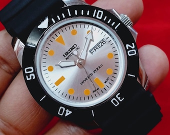 Seiko 5 montre-bracelet automatique japonaise de jour, date, cadran argenté, lunette tournante, 40 mm, remise à neuf.