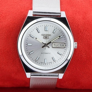 Vintage Refurbished Seiko 5 automatic japan day date silver dial wrist watch