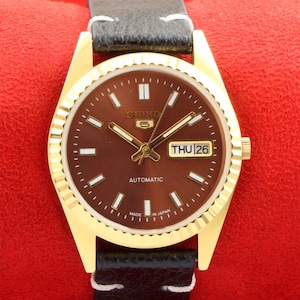 Vintage pre-owned Seiko 5 automatic japan day date brown golden men&#39;s dial wrist watch 35mm...gift