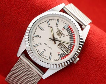 Montre-bracelet Seiko 5 automatique japonaise des années 70 à cadran blanc avec date et jour, 35 mm, révisée, style homme, occasion
