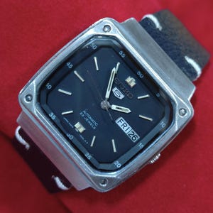 Vintage mens Seiko 5 automatic japan day date black railway time men's dial wrist watch 36mm..amazing gift 036