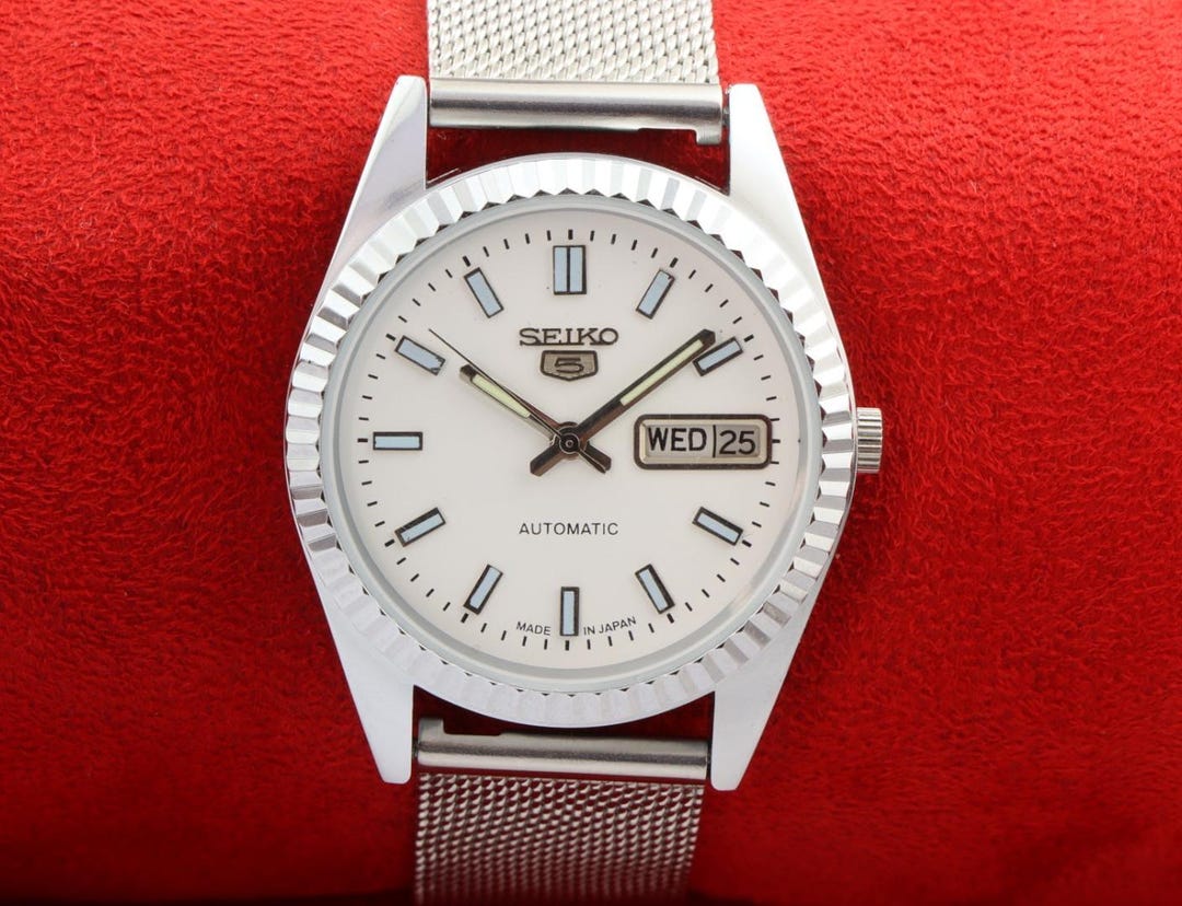 R7-3597 SEIKO V701-5E10　クォーツ 腕時計 ホワイト R7-3597 SEIKO V701-5E10 クォーツ 腕時計 ホワイト