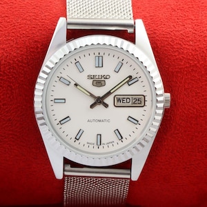 1970s Seiko 5 automatic japanese white dial day date working wrist watch 35mm serviced men&#39;s style