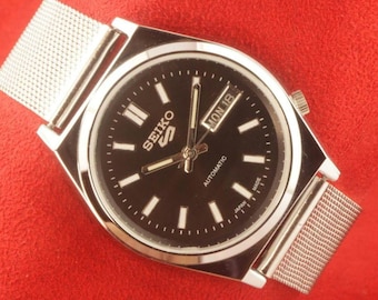 Vintage Seiko 5 automatic japan day date black dial working wrist watch 37.5mm..classic japanese timepiece