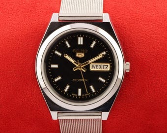 Vintage Refurbished Seiko 5 automatic japan day date black dial wrist watch.