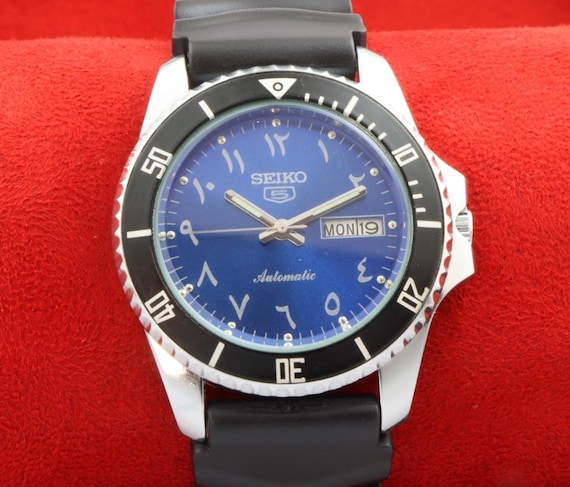 Seiko5 セイコー 自動巻き アラビア語/英語 デイデイト 【現状品】 海外向けSEIKO5がカッコいいかつコスパも抜群！腕時計の曜日表示が