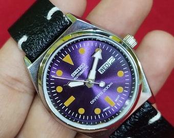 Vintage pre-owned Seiko 5 automatic japan day date purple color dial working wrist watch 37.5mm..excellent design