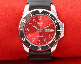 Montre-bracelet automatique japonaise Seiko 5 d'occasion, jour et date, cadran rouge arabe,...