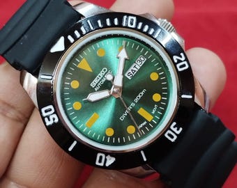 vintage Remis à neuf Seiko 5 automatique japon jour date cadran vert foncé lunette tournante montre-bracelet de travail 40 mm.