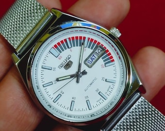 vintage Remis à neuf Seiko 5 montre-bracelet automatique Japon jour date cadran coureur blanc 37,5 mm design rétro