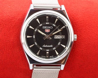 Vintage Refurbished Seiko 5 automatic japan day date black dial wrist watch 37.5mm