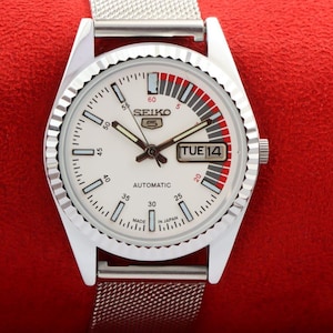 1970s Seiko 5 automatic japanese white racer dial day date working wrist watch 35mm serviced men&#39;s style