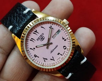 Montre-bracelet Seiko 5 automatique vintage d'occasion, fabriquée au Japon, avec cadran rose, chiffres arabes et chiffres dorés, pour homme, 35 mm... bracelet en cuir offert