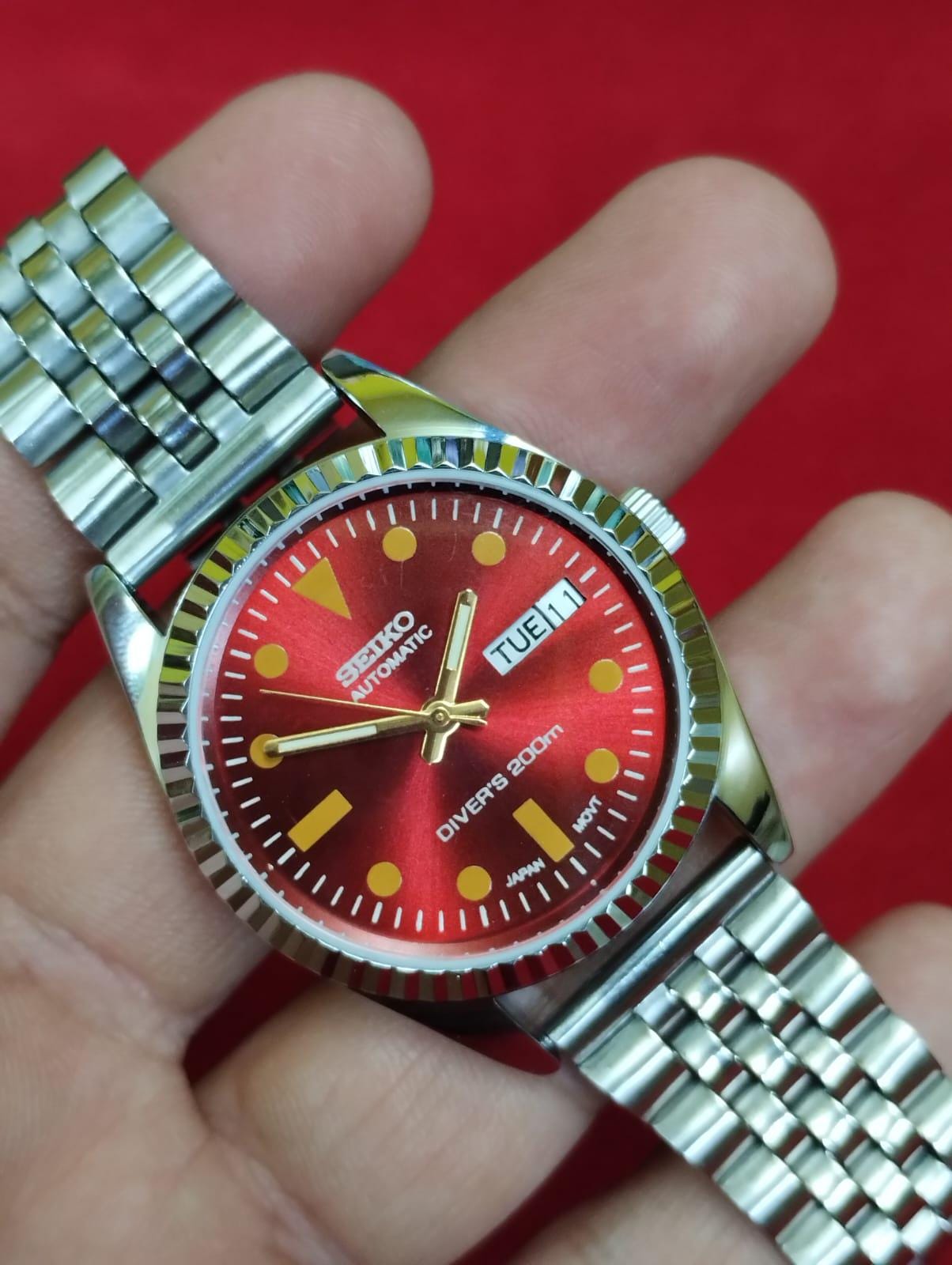 Vintage Seiko 5 Automatic Japanese Red Dial Day Date Working Wrist